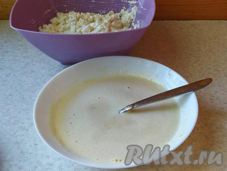 В отдельной ёмкости с помощью вилки взбить яйца с сахаром и ванилином. Получившуюся яично-сахарную смесь и остывшее растопленное масло вылить в миску с манно-кокосовой массой, перемешать. 