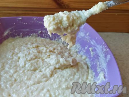 В эту массу просеять муку, смешанную с разрыхлителем, перемешать ещё раз. Тесто для кокосового манника получится достаточно густым, как на фото.