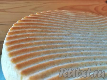 Выпекать кокосовый манник в разогретой до 200 градусов духовке 50 минут. По желанию, время можно увеличить до 1 часа, тогда корочка будет румянее.&nbsp;Прежде чем вынимать готовый манник из формы, лучше дать ему немного остыть.