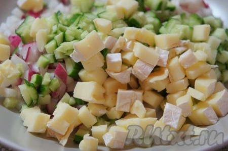 Добавить нарезанные на мелкими кубики огурец и сыр (я брала 50 грамм сыра "Камамбер" и 50 грамм сыра "Моцарелла").