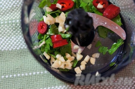 Осталось приготовить заправку для салата. Для этого нужно пробить в блендере петрушку, острый перчик и чеснок.
