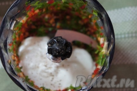 Добавить йогурт и соль, перемешать.&nbsp;
