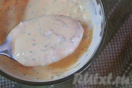 Соус для салата с сыром и овощами готов!
