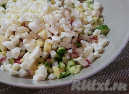 Затем нарезанные кубиками яйца отправить в салат с сыром и овощами.
