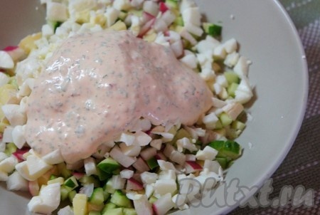 Заправить салат приготовленным соусом, тщательно перемешать.
