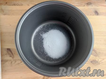 В кастрюлю, в которой будете варить сироп, выложить сахар и лимонную кислоту.