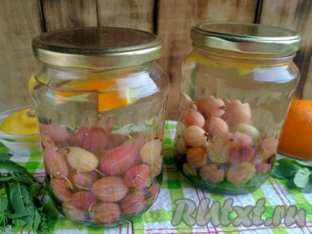 В эту же кастрюлю вылить воду из банок с крыжовником, вскипятить получившийся сироп, удалить пену, проварить минуты 2-3, чтобы сахар полностью растворился. Горячий сироп из кастрюли разлить по банкам с крыжовником, доверху заполняя их. Закрутить (или закатать) банки с компотом крышками. Перевернуть заготовки вверх дном, укутать в тёплый плед,&nbsp;оставить до полного остывания, а затем переложить в шкаф (или другое место) для хранения. Этот компот&nbsp;прекрасно хранится в течение 3 лет при комнатной температуре.