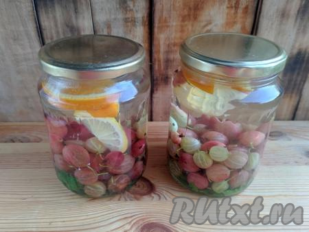 Заполнить банки с крыжовником, мятой, лимоном и апельсином до самого верха кипящей водой, не плотно закрутить крышками и, укутав в тёплое полотенце, оставить минут на 30.