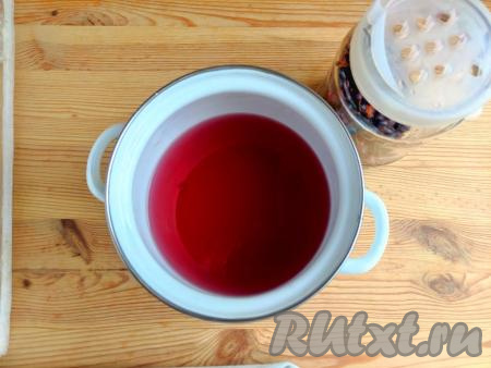 По истечении времени воду с сахаром из банки со смородиной вылить в кастрюлю. Для того чтобы в кастрюлю вместе с сиропом не попали и ягоды, очень удобно перед тем как сливать сироп в кастрюлю, надеть на банку специальную крышку с отверстиями. Сироп, вылитый из банки в кастрюлю, довести до кипения, а затем сразу влить его в банку с чёрной смородиной.