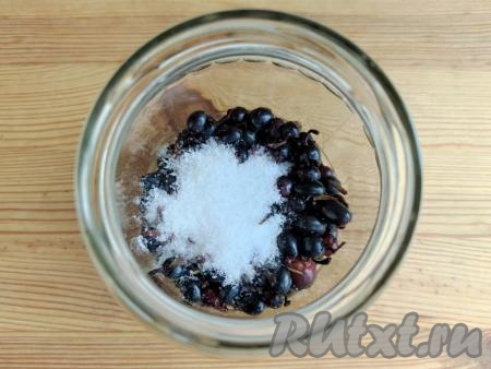В банку поверх смородины всыпать сахар.