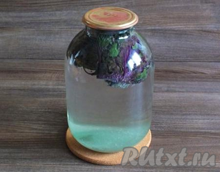 Залейте содержимое банки кипящей водой, а затем сразу закатайте (или закрутите) крышкой. Положите аккуратно банку с компотом на бок и покатайте её туда-суда - это необходимо для того, чтобы растворились кристаллы лимонной кислоты и сахара.