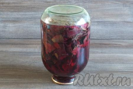 Переверните банку с компотом из базилика, поставьте на крышку, укутайте пледом (или одеялом) и оставьте в таком виде до полного остывания. После перенесите на хранение в прохладное место (например, в подвал).&nbsp;