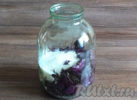 Листочки базилика переложите в горячую банку, всыпьте сахар и лимонную кислоту (банка должна быть именно горячей, тогда она не лопнет в дальнейшем, когда будет вливаться кипяток). 