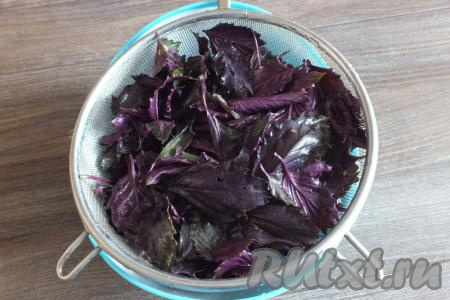 Прежде всего подготовьте 3-литровую банку и крышку. Банку вымойте с содой, а затем простерилизуйте любым удобным способом (я стерилизую над паром). Крышку прокипятите в воде в течение 3-5 минут, а затем держите её в кипятке до момента закручивания. Промойте базилик под проточной водой, отделите листики, стебельки нам больше не понадобятся.&nbsp;Листочки&nbsp;выложите в сито, чтобы стекла вода.