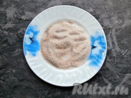 В плоской тарелке смешать сахар и корицу.