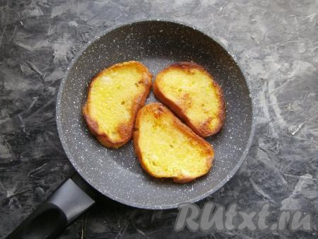 И сразу выложить кусочки батона на разогретую сковороду со смесью растительного и сливочного масел. Жарить гренки на среднем огне до румяности с двух сторон.