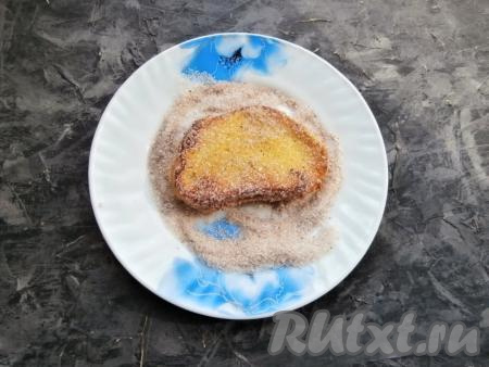 Горячие гренки обсыпать со всех сторон смесью сахара и корицы.