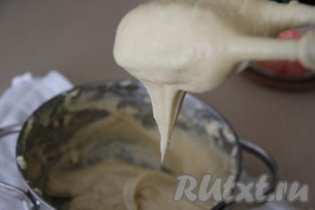 Заварное тесто должно получиться гладким, не густым и тягучим. Решая, добавить в тесто 4 или 5 яиц, ориентируйтесь на консистенцию теста.