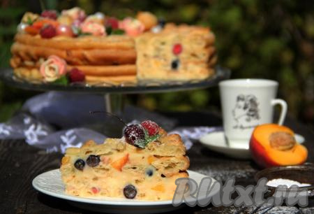 Хорошо пропитавшийся, красивый и очень вкусный торт "Тропиканка" нарезать на кусочки и подать к чаю. Вот каким аппетитным получился тортик в разрезе.