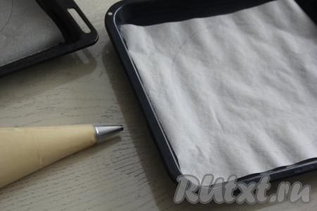 Переложить тесто в кулинарный мешок с круглой насадкой диаметром, примерно, 1 см. Противень застелить пергаментом, а затем нарисовать на пергаменте круг диаметром 26 см.