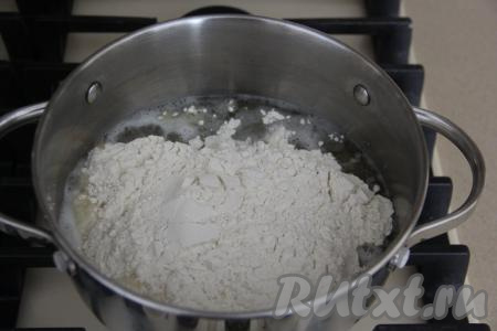 Довести воду с маслом до кипения и всыпать муку.