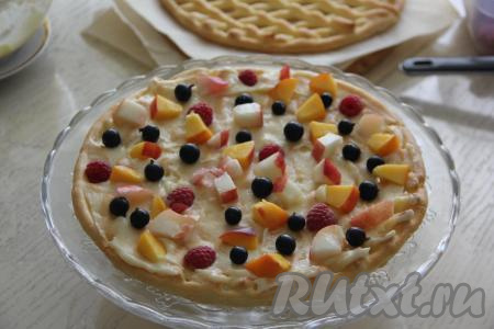 Фрукты и ягоды вымыть, обсушить. Фрукты нарезать на кубики. Выложить в хаотичном порядке часть фруктов и ягод на корж, смазанный кремом.