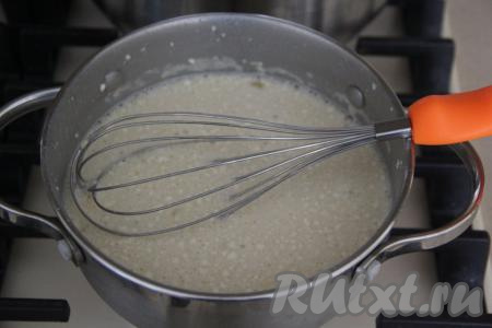 Перемешать массу венчиком до однородности и поставить на средний огонь.