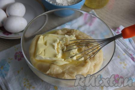 Добавить в горячий крем мягкое сливочное масло и тщательно перемешать.