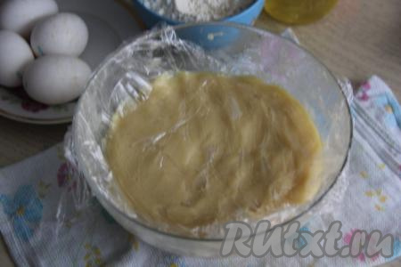 Накрыть готовый крем пищевой плёнкой так, чтобы она хорошо прилегала к крему и полностью остудить.