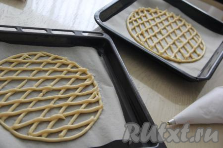 Затем обвести нарисованный круг тестом, выдавливая его из кулинарного мешка. Внутри прорисованного круга нарисовать квадратную решётку. У меня получилось 4 круглых коржа в виде решётки.