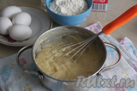 Довести крем до кипения, постоянно перемешивая, а затем проварить, не прекращая очень хорошо перемешивать, на небольшом огне 3-4  минуты (до загустения) и снять с огня.