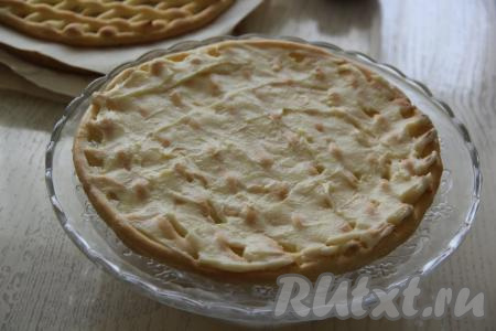 Теперь можно приступать к сборке торта "Тропиканка". Первый корж выложить на подставку под торт и смазать частью заварного крема.