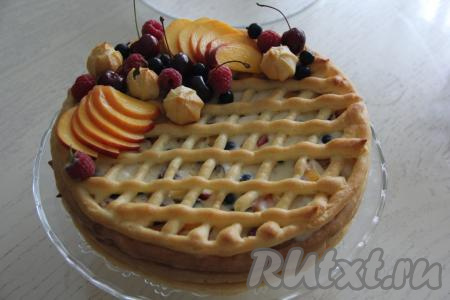 Накрыть следующим коржом, слегка прижать, снова смазать частью крема и выложить часть ягод и фруктов. Таким образом собрать весь торт "Тропиканка". Верх торта накрыть последним коржом и не смазывать его кремом. Торт для пропитки на 5-6 часов поставить в холодильник. Перед подачей верх торта украсить фруктами и ягодами.