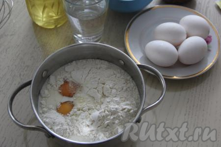 Сначала приготовим заварной крем, для этого в кастрюле нужно соединить молоко, яйца, сахар, муку и ванильный сахар.