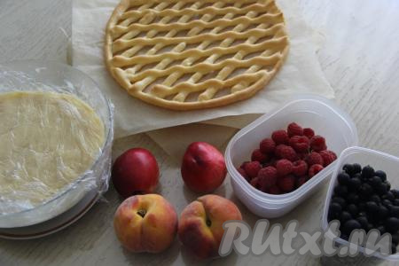 Выпекать каждый корж в разогретой до 200 градусов духовке минут 25-30 (до лёгкого золотистого цвета). Остудить готовые коржи. Подготовить фрукты и ягоды для начинки.