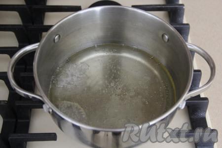 Для приготовления заварного теста нужно влить в кастрюлю воду и растительное масло, добавить соль.