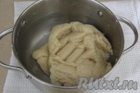 Тщательно перемешивать тесто на умеренном огне в течение 1 минуты лопаткой. Заварное тесто постепенно начнёт отставать от боков кастрюли, снять с огня.