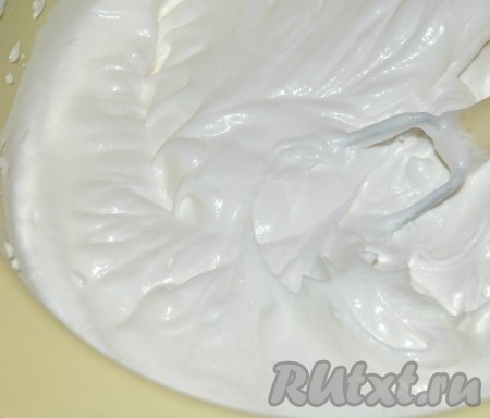 Отделить белки от желтков. Взбить белки электрическим миксером на высокой скорости, добавив щепотку соли в самом начале, сахар добавлять постепенно, в несколько заходов. Количество сахара я дала примерное, смотрите сами, добавляйте его до тех пор, пока белки не приобретут нужную консистенцию (жестких пиков), т.е. при переворачивании миски взбитые белки не падают, а остаются в миске.