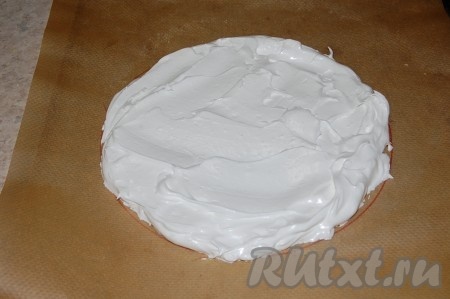Выложить дно будущего торта "Павлова" взбитыми белками. Равномерно разровнять всю поверхность.
