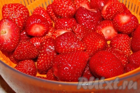 Клубнику вымыть, обсушить, нарезать на четвертинки.