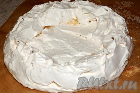 Отправить торт "Павлова" в заранее нагретую до 110 градусов духовку. Через полчаса после начала выпечки можно приоткрыть дверцу духовки, т.е. торт должен как бы сохнуть. Через 1,5-2 часа вытащить торт из духовки. Проверить, чтобы он был снаружи твердый и сухой. Вот так выглядит торт сразу после духовки. Дать ему остыть.