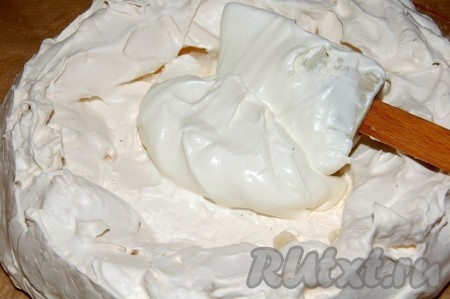 Взбитыми сливками заполнить заготовку из безе.