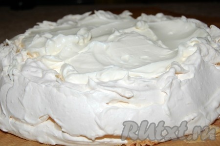 Взбитыми сливками заполнить заготовку из безе.