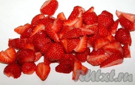 Клубнику вымыть, обсушить, нарезать на четвертинки.