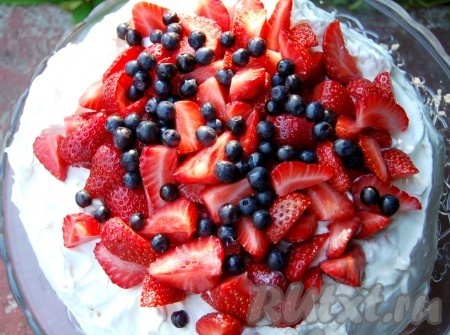 Нарезанную клубнику выложить поверх взбитых сливок, добавить горсть свежей черники и наш вкуснейший торт  готов.