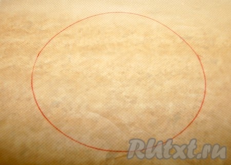 Взять бумагу для выпечки, расстелить ее на противне и карандашом начертить круг диаметром 25 см.