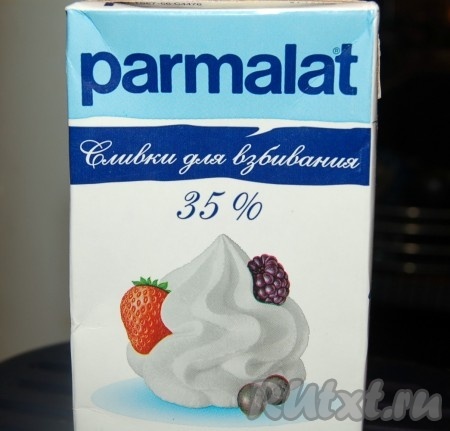 Пока торт остужается, можно заняться начинкой. Сливки взбить до кремообразного состояния, сахар добавить по вкусу.