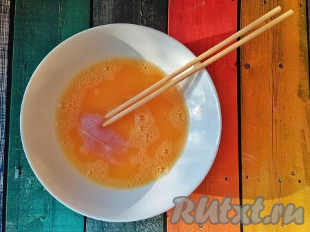 Обмакнуть каждый кусочек филе со всех сторон в яйцо, затем хорошо обвалять в панировочных сухарях и снова поместить в яйцо, а после этого - в сухари.