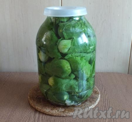 Приготовьте рассол, для этого в кастрюлю налейте воду, добавьте соль, сахар, поставьте на огонь. Нагревайте до кипения, а затем подержите на огне минуты 2, чтобы сахар и соль полностью растворились. В банку налейте столовую ложку уксуса, следом влейте кипящий рассол. Закройте банку плотной полиэтиленовой крышкой. Сразу же поставьте в холодное место (в идеале это погреб или подвал).
