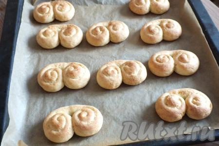 По истечении времени достаньте из духовки готовые крендели. Они будут приятного румяного цвета.